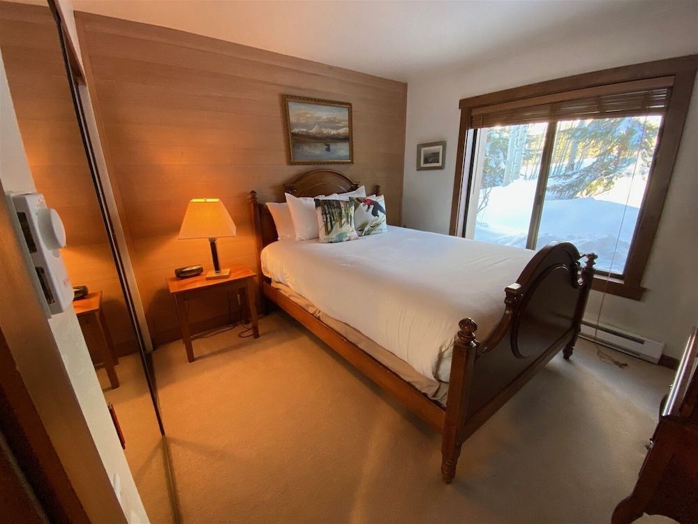 Snow Creek 1551 - Ski-in/ski-out + Pool & Hot Tub Condo, Multiple Beds, Balcony, Mountain View (Snow Creek Condo 1551) 3