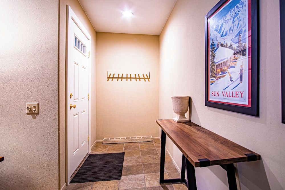 Sv145 - Walk to Lifts & Town - Hot Tub & Pool Condo, Multiple Beds, Patio, Mountain View (Sun Valley Condo 145) 17