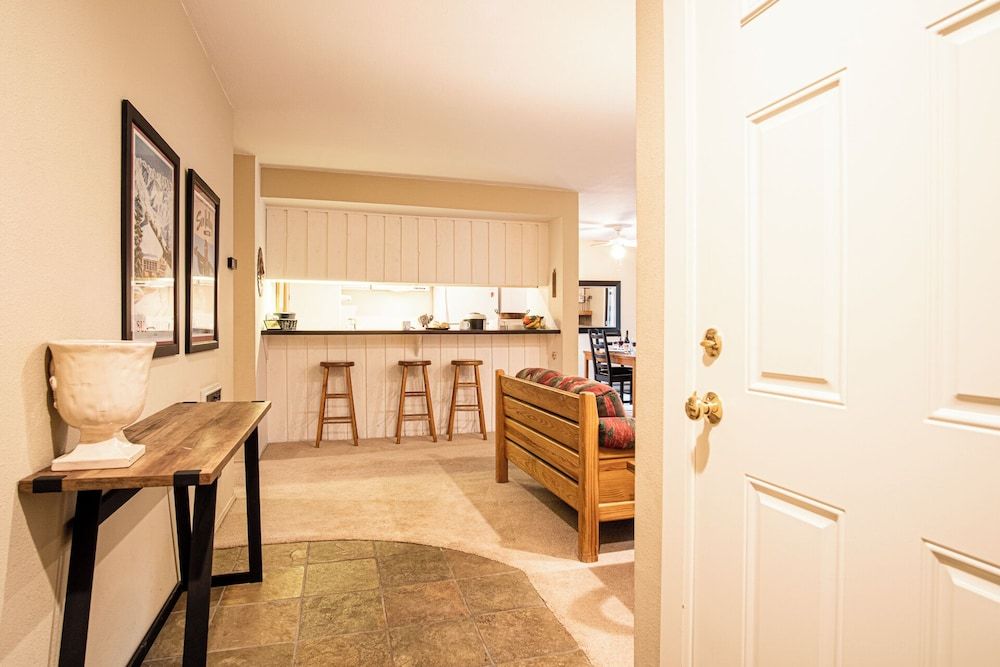 Sv145 - Walk to Lifts & Town - Hot Tub & Pool Condo, Multiple Beds, Patio, Mountain View (Sun Valley Condo 145) 8