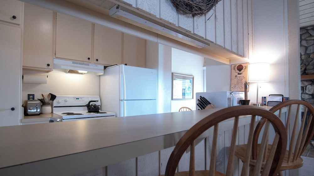 Sv132 - Walk to Lifts & Town - Hot Tub & Pool Condo, Multiple Beds, Patio, Mountain View (Sun Valley Condo 132) 6