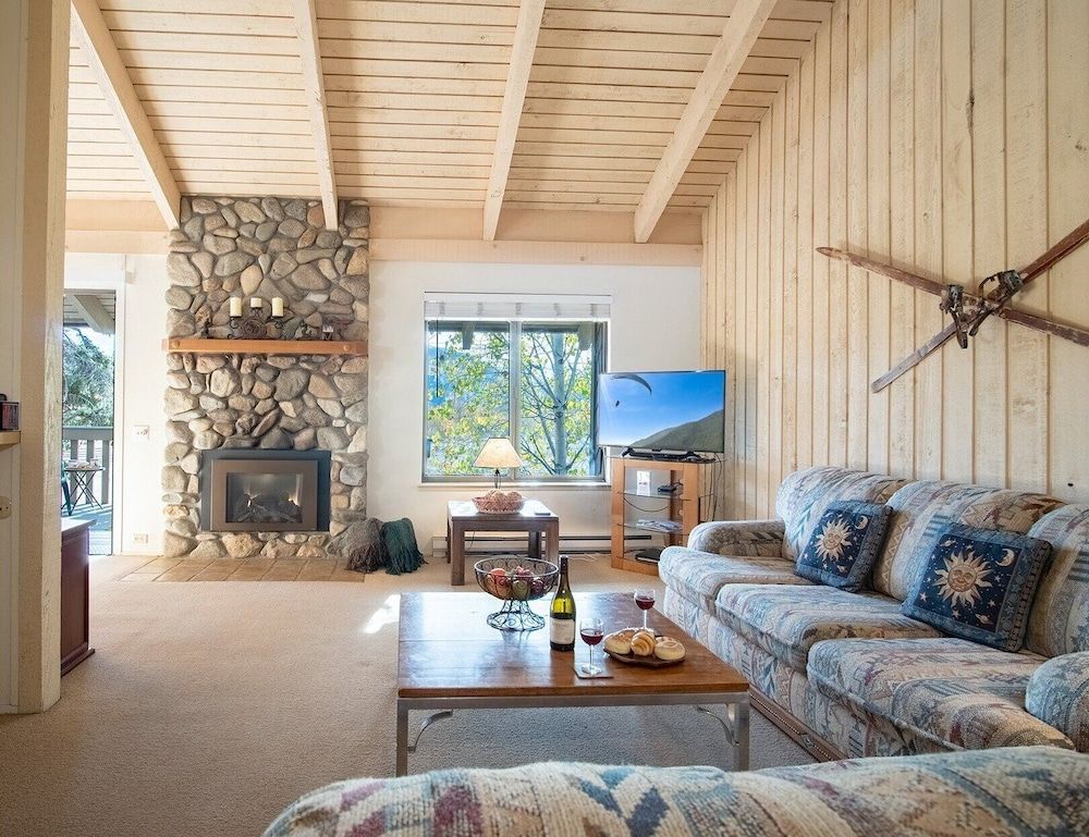 Sv132 - Walk to Lifts & Town - Hot Tub & Pool Condo, Multiple Beds, Patio, Mountain View (Sun Valley Condo 132) 9