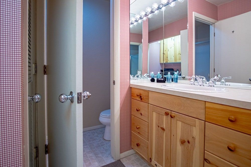 Sunburst - Golf Course Views + Free Resort Amenities Condo, Multiple Beds, Patio, Mountain View (Sunburst 54) 15