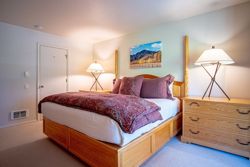 Sunburst - Golf Course Views + Free Resort Amenities Condo, Multiple Beds, Patio, Mountain View (Sunburst 54) 6