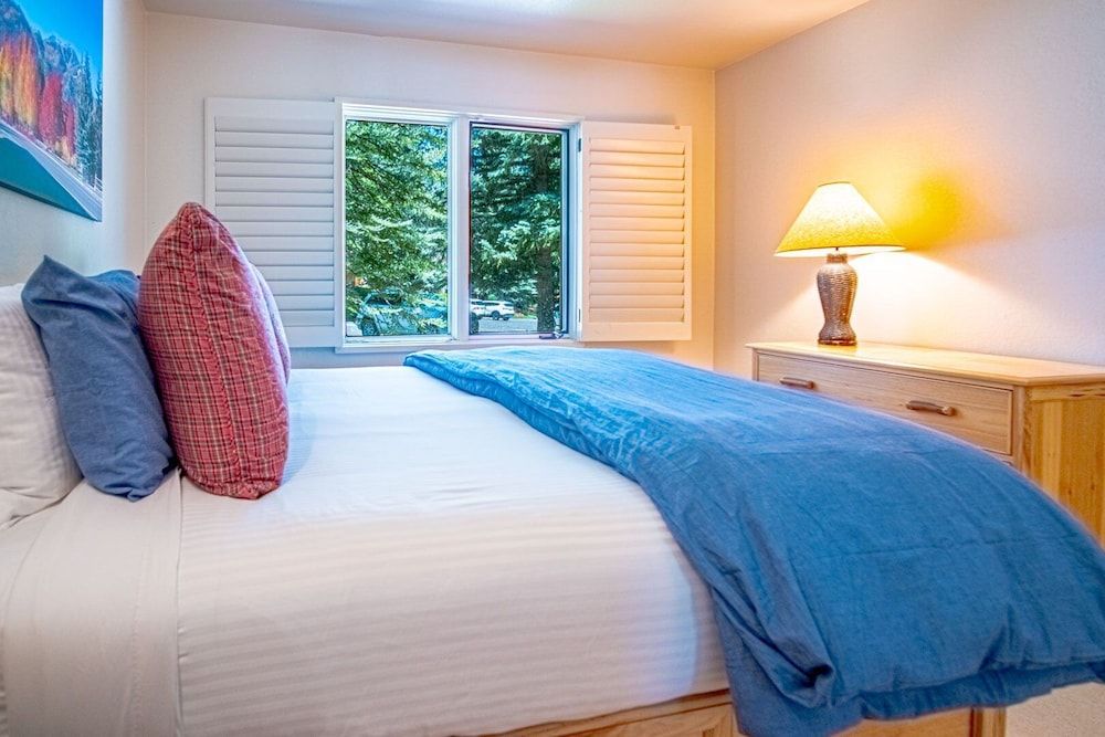 Sunburst - Golf Course Views + Free Resort Amenities Condo, Multiple Beds, Patio, Mountain View (Sunburst 54) 4