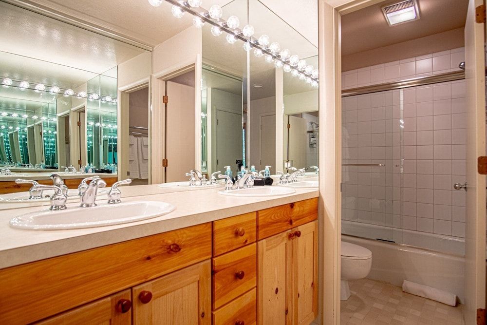 Sunburst - Golf Course Views + Free Resort Amenities Condo, Multiple Beds, Patio, Mountain View (Sunburst 54) 14