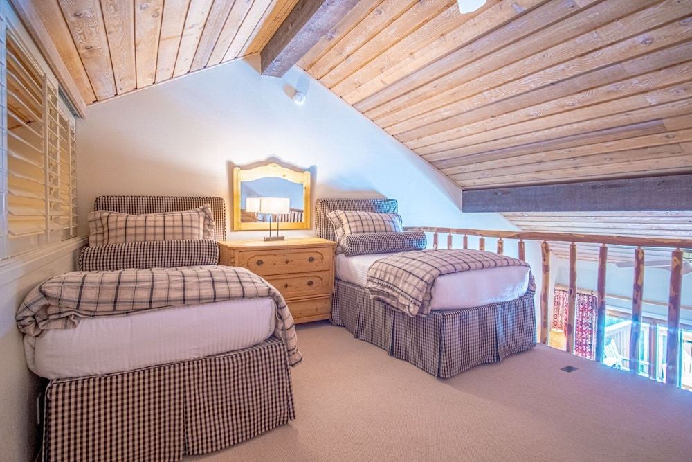 Sunburst - Golf Course Views + Free Resort Amenities Condo, Multiple Beds, Patio, Mountain View (Sunburst 54) 3