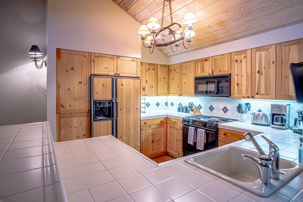 Sunburst - Golf Course Views + Free Resort Amenities Condo, Multiple Beds, Patio, Mountain View (Sunburst 54) 8