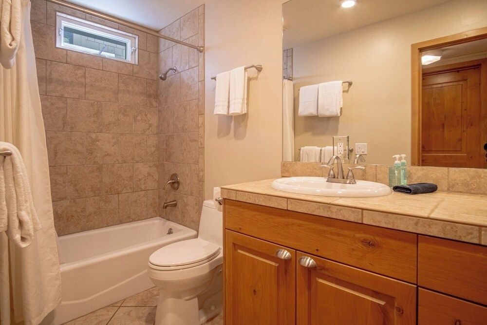 Sv112 - Walk to Lifts & Town - Hot Tub & Pool Condo, Multiple Beds, Patio, Mountain View (Sun Valley Condo 112) 10