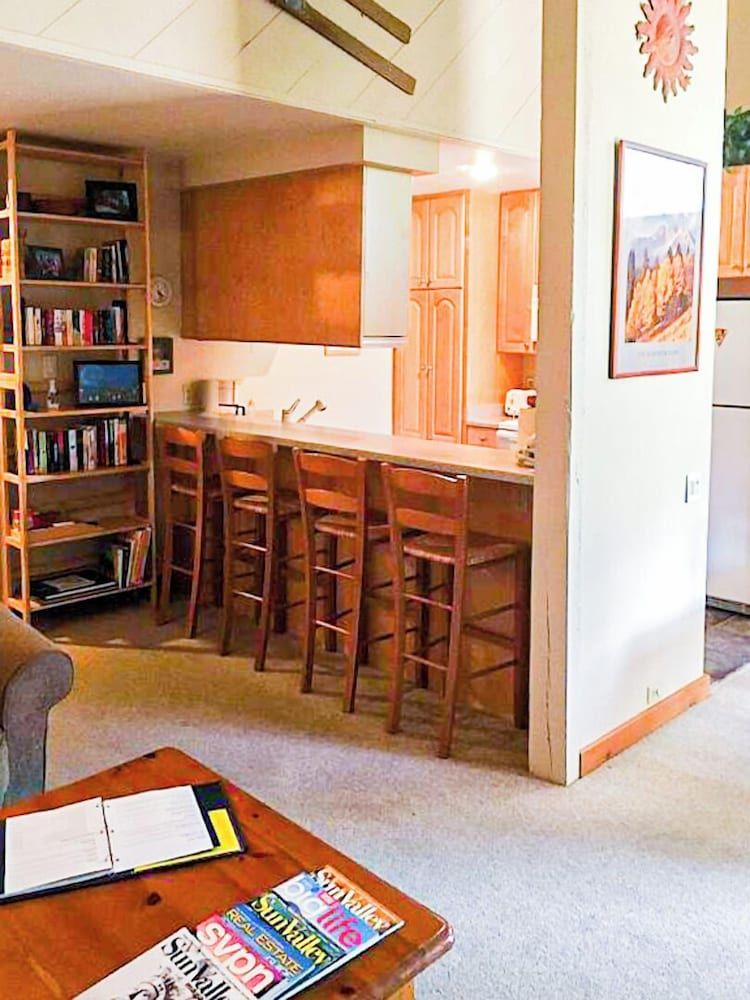 Sv112 - Walk to Lifts & Town - Hot Tub & Pool Condo, Multiple Beds, Patio, Mountain View (Sun Valley Condo 112) 11