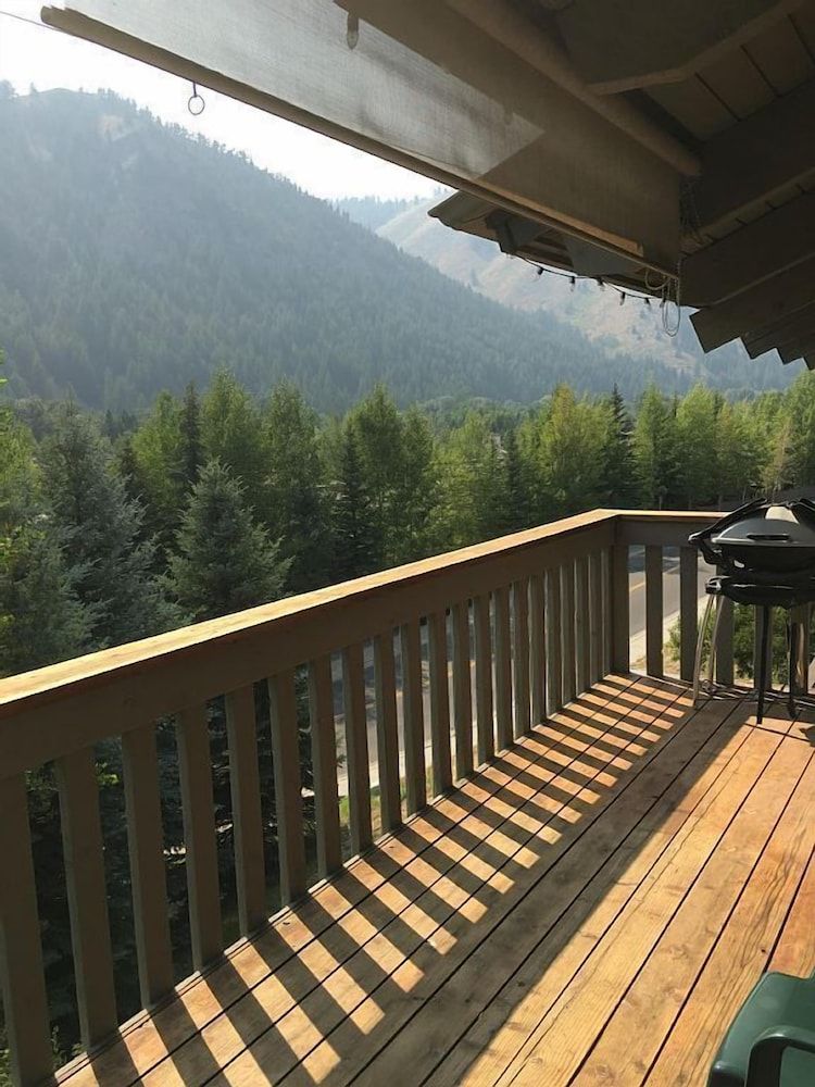 Sv112 - Walk to Lifts & Town - Hot Tub & Pool Condo, Multiple Beds, Patio, Mountain View (Sun Valley Condo 112) 9