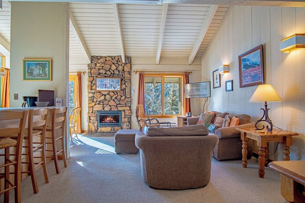 Sv112 - Walk to Lifts & Town - Hot Tub & Pool Condo, Multiple Beds, Patio, Mountain View (Sun Valley Condo 112) 8