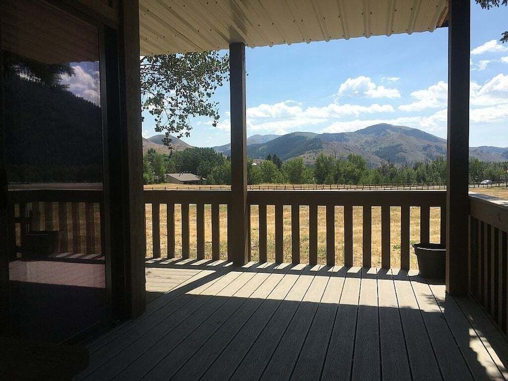 Sv137 - Walk to Lifts & Town - Hot Tub & Pool Condo, Multiple Beds, Fireplace, Mountain View (Sun Valley Condo 137) 12