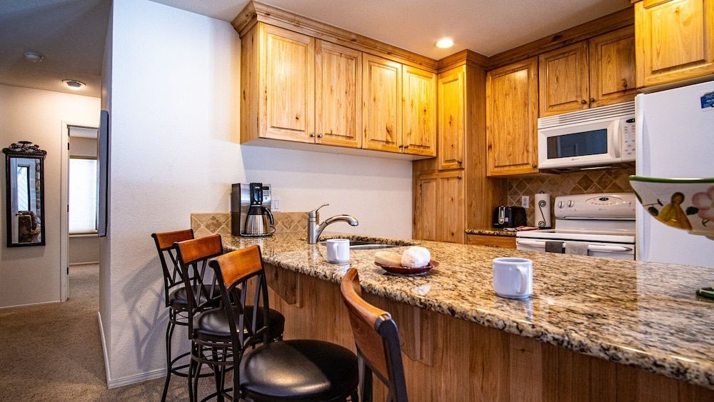 Sv137 - Walk to Lifts & Town - Hot Tub & Pool Condo, Multiple Beds, Fireplace, Mountain View (Sun Valley Condo 137) 9