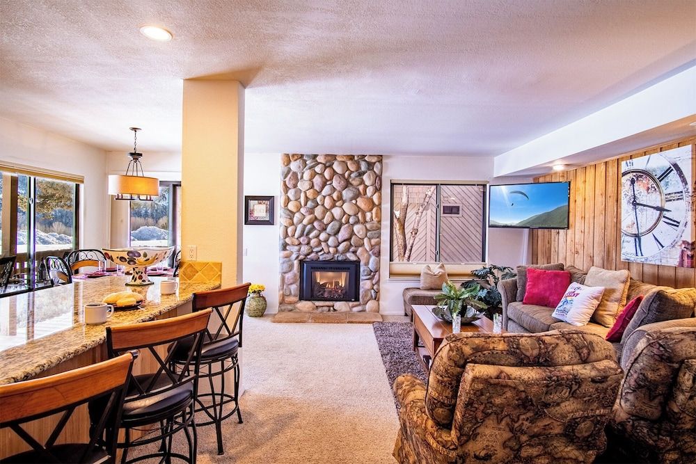 Sv137 - Walk to Lifts & Town - Hot Tub & Pool Condo, Multiple Beds, Fireplace, Mountain View (Sun Valley Condo 137) 11