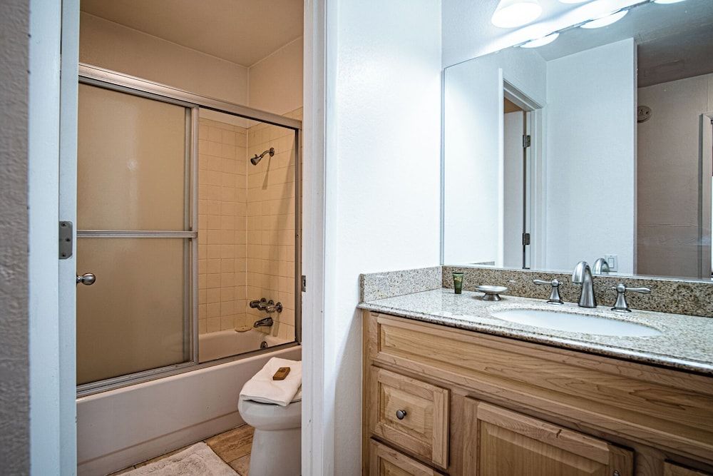 Sv137 - Walk to Lifts & Town - Hot Tub & Pool Condo, Multiple Beds, Fireplace, Mountain View (Sun Valley Condo 137) 16