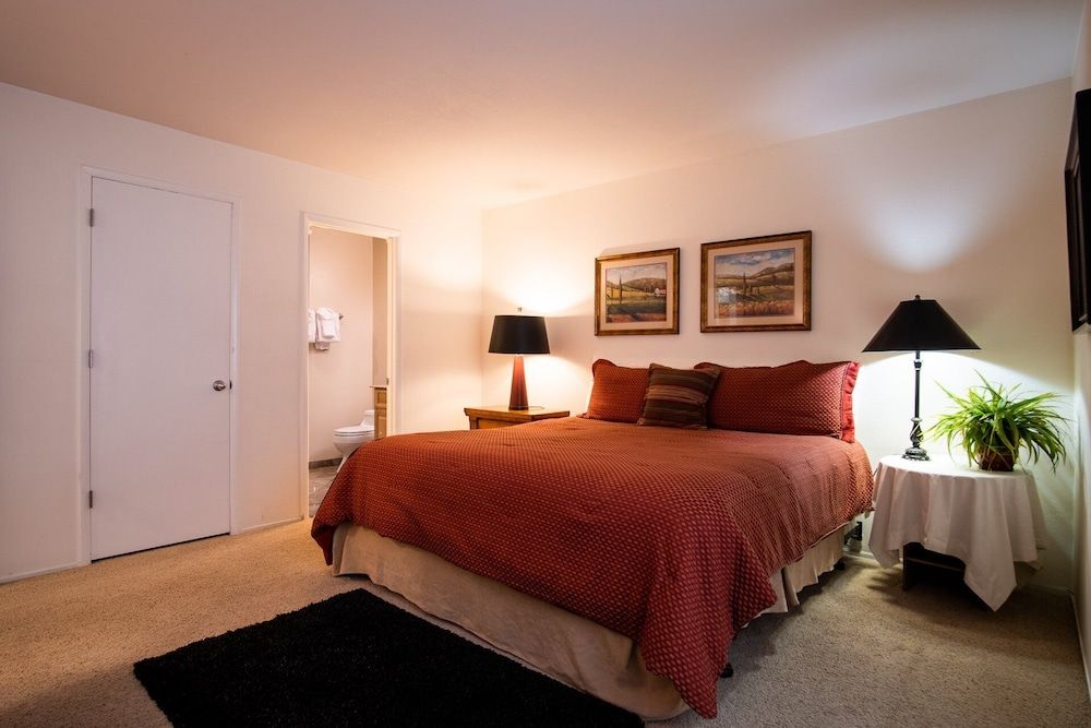 Sv137 - Walk to Lifts & Town - Hot Tub & Pool Condo, Multiple Beds, Fireplace, Mountain View (Sun Valley Condo 137) 3