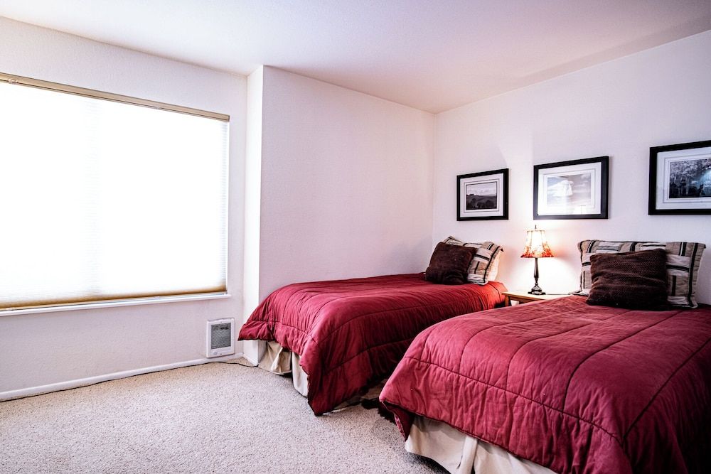 Sv137 - Walk to Lifts & Town - Hot Tub & Pool Condo, Multiple Beds, Fireplace, Mountain View (Sun Valley Condo 137) 2