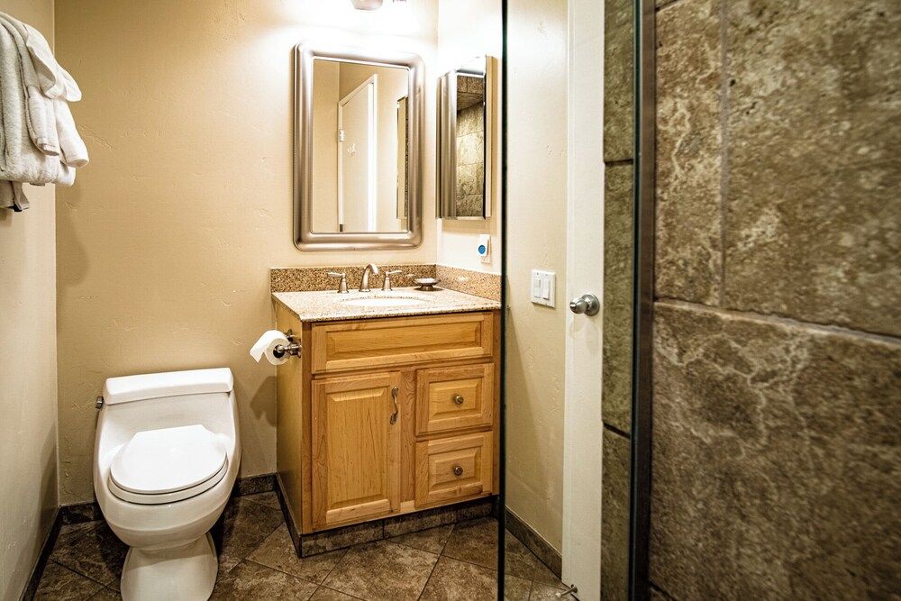 Sv137 - Walk to Lifts & Town - Hot Tub & Pool Condo, Multiple Beds, Fireplace, Mountain View (Sun Valley Condo 137) 14