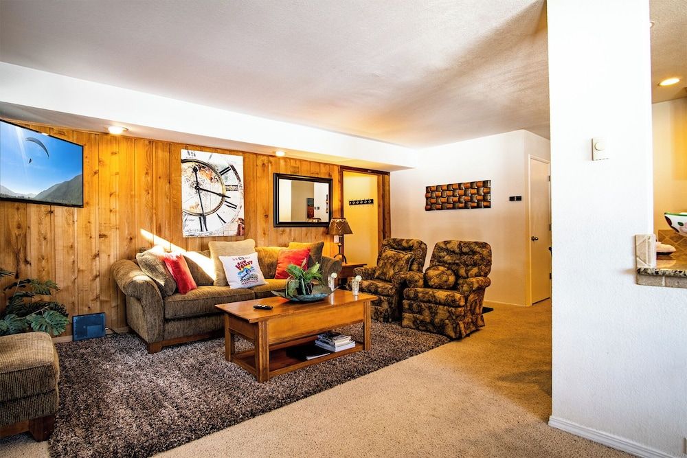Sv137 - Walk to Lifts & Town - Hot Tub & Pool Condo, Multiple Beds, Fireplace, Mountain View (Sun Valley Condo 137) 10