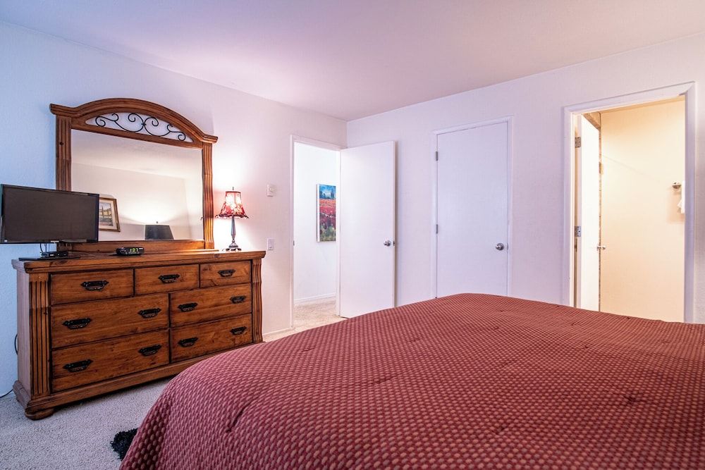 Sv137 - Walk to Lifts & Town - Hot Tub & Pool Condo, Multiple Beds, Fireplace, Mountain View (Sun Valley Condo 137) 4