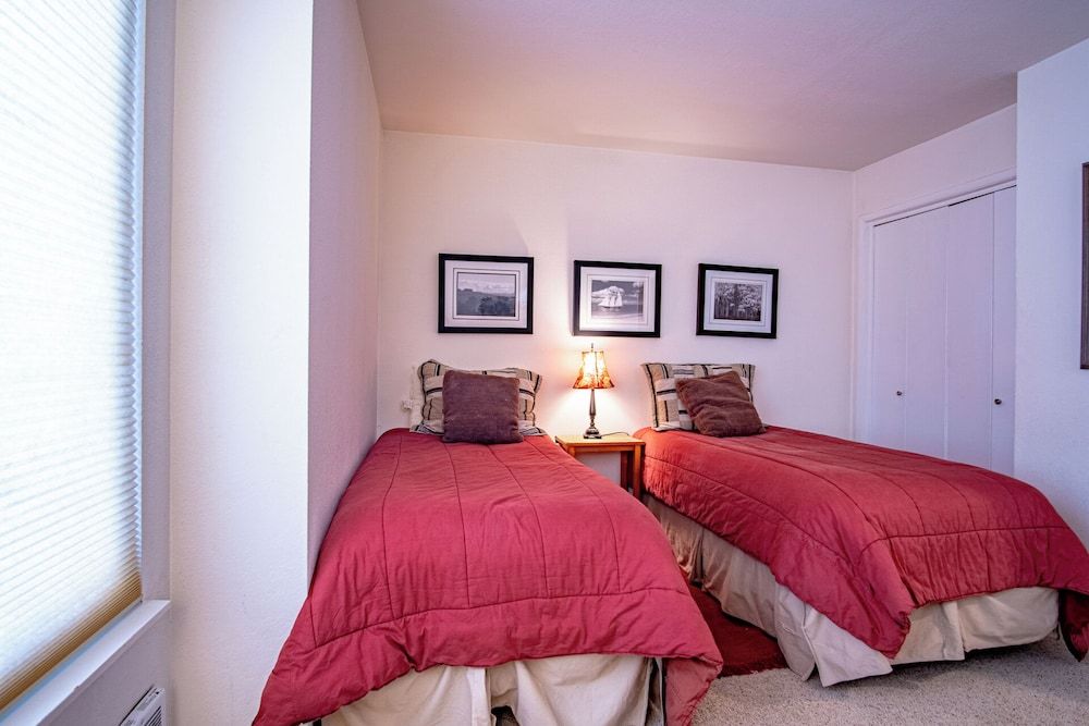 Sv137 - Walk to Lifts & Town - Hot Tub & Pool Condo, Multiple Beds, Fireplace, Mountain View (Sun Valley Condo 137) 7