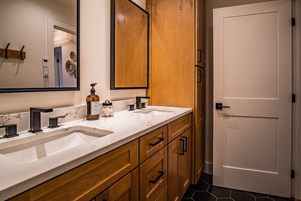 Classy, Contemporary, Cozy, Sun Valley con With Community & Resort Amenities Condo, Multiple Beds, Patio, Mountain View (Bluff Condo 4138) 14