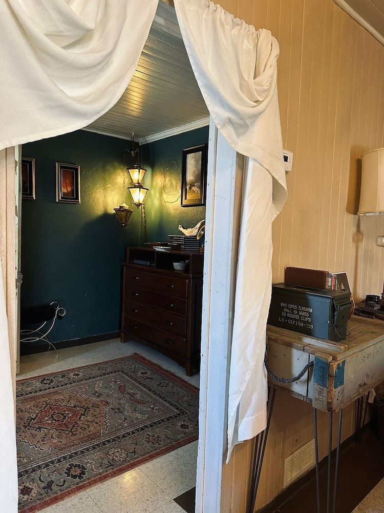 Early 1900s Miner's Cabin House, Mountain View 40