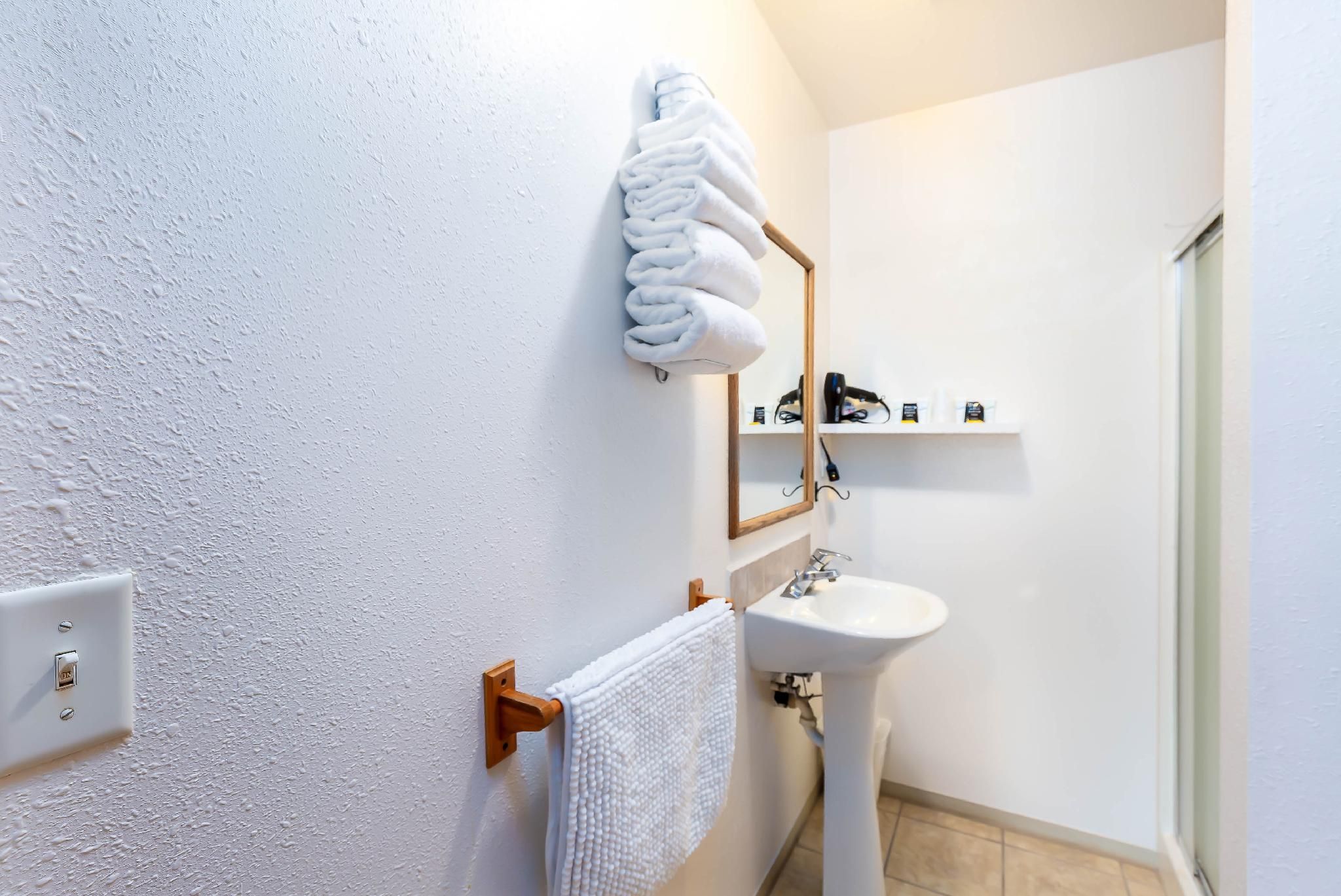 Cascade Motel One Bedroom 3