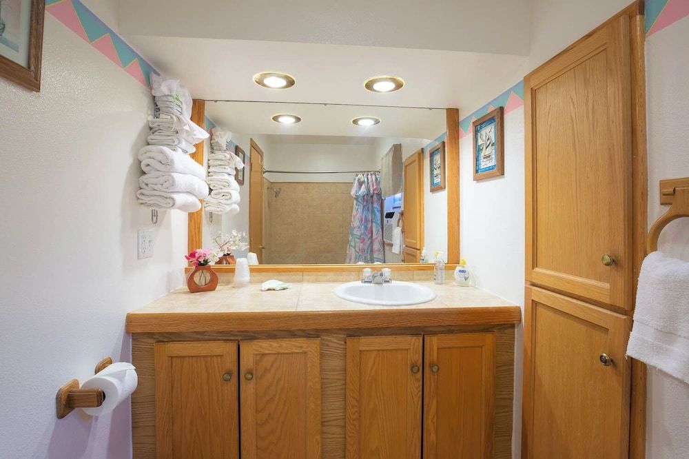 Cascade Motel Comfort Room, 1 King Bed, Non Smoking 2