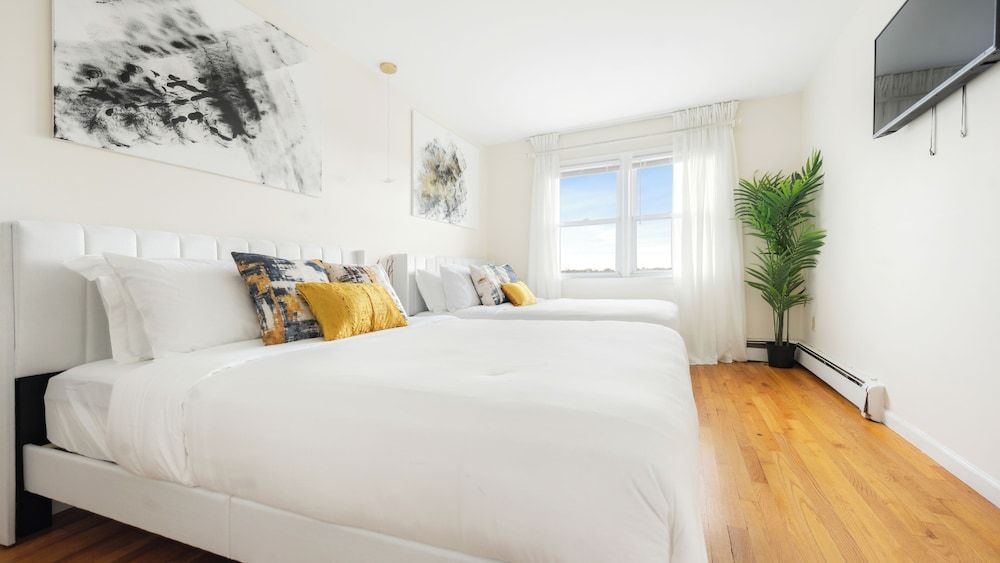 Luxury NYC Home with Free Parking for 12 Luxury Villa, Garden View 4