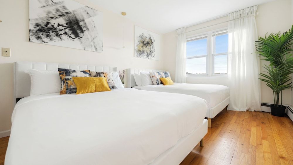 Luxury NYC Home with Free Parking for 12 Luxury Villa, Garden View 6