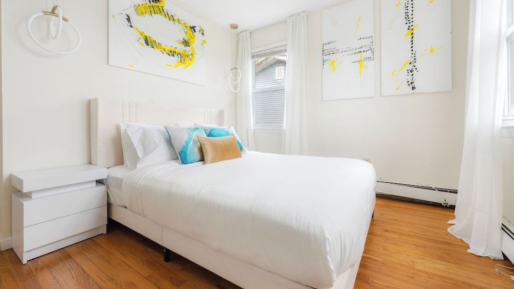 Luxury NYC Home with Free Parking for 12 Luxury Villa, Garden View 3