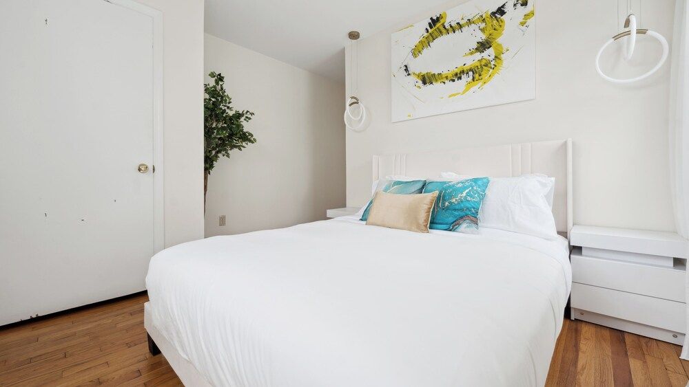 Luxury NYC Home with Free Parking for 12 Luxury Villa, Garden View 7