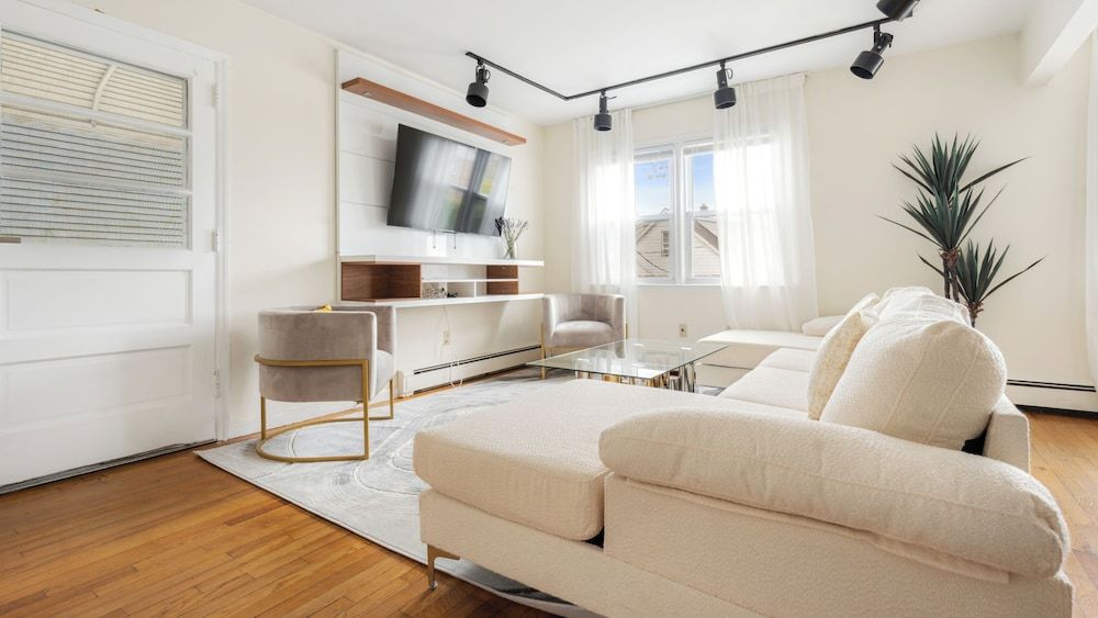 Luxury NYC Home with Free Parking for 12 Luxury Villa, Garden View 10