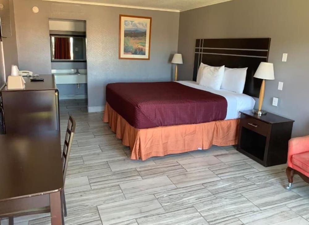 Executive Inn Beeville US 181 Suite, 1 King Bed, Non Smoking 3