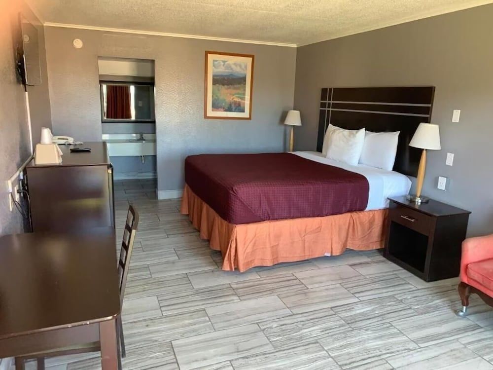 Executive Inn Beeville US 181 Room, 1 King Bed, Non Smoking 3