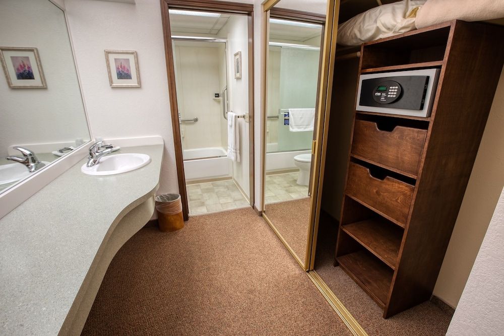 Sophie Station Suites Deluxe One Bedroom King Suite 4