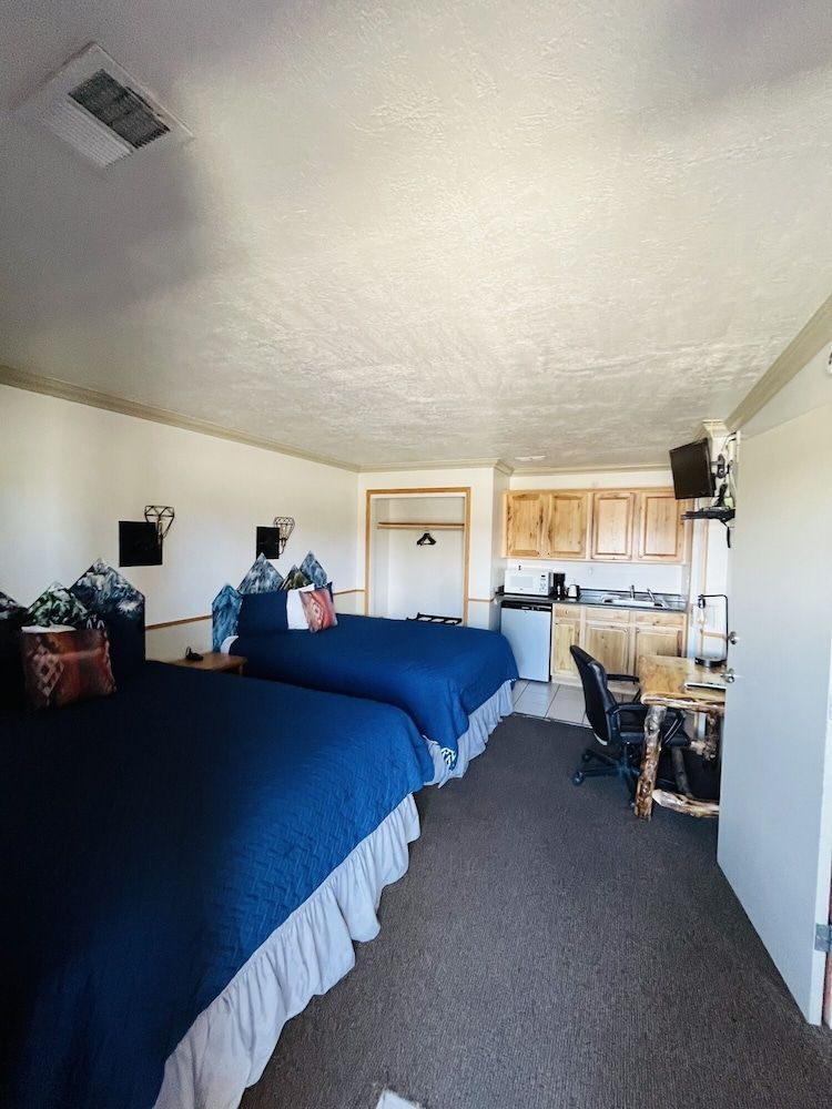 Family Room, 2 Bedrooms, Refrigerator & Microwave