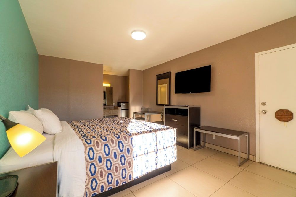 Woodfield Inn & Suites Hotel O, Yoakum TX 111 Room, 1 King Bed, Non Smoking 5