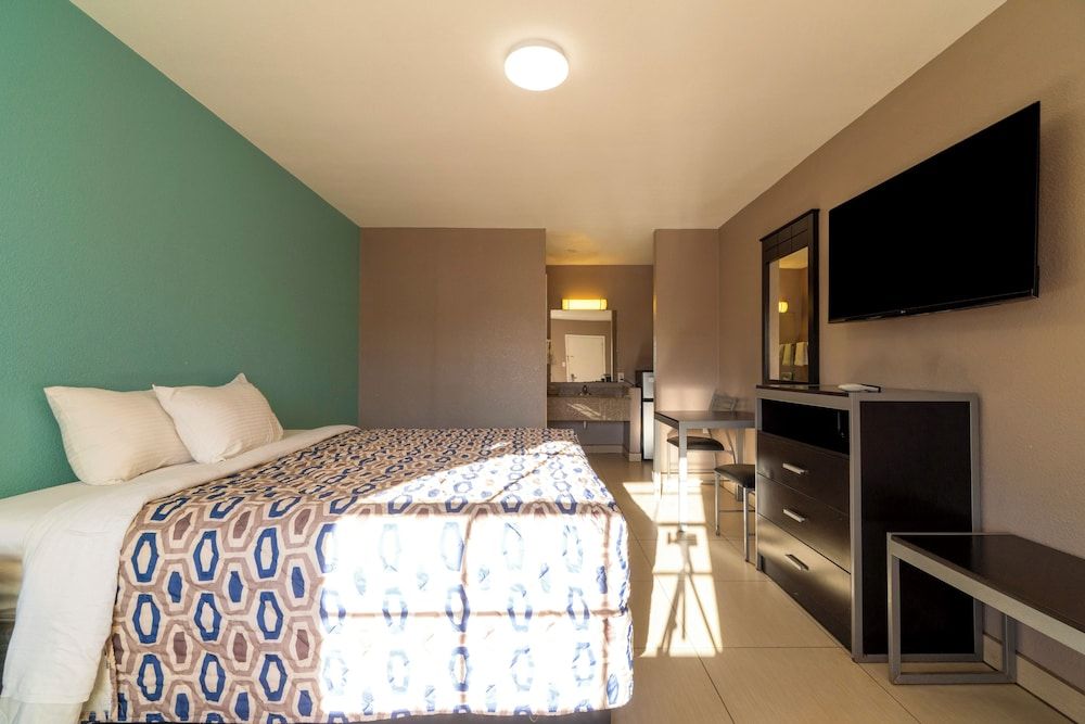 Woodfield Inn & Suites Hotel O, Yoakum TX 111 Room, 1 King Bed, Non Smoking 6