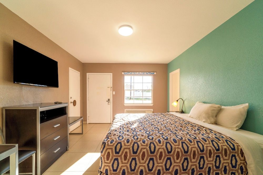 Woodfield Inn & Suites Hotel O, Yoakum TX 111 Room, 1 King Bed, Non Smoking 4