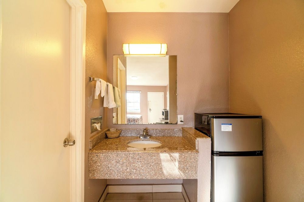 Woodfield Inn & Suites Hotel O, Yoakum TX 111 Room, 1 King Bed, Non Smoking 7