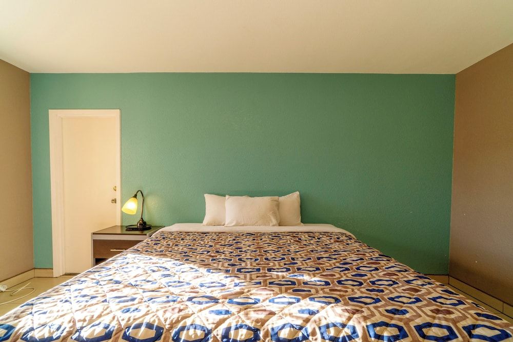 Woodfield Inn & Suites Hotel O, Yoakum TX 111 Room, 1 King Bed, Non Smoking 2