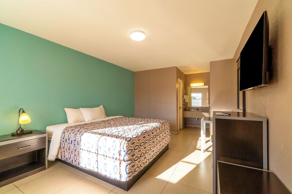 Woodfield Inn & Suites Hotel O, Yoakum TX 111 Room, 1 King Bed, Non Smoking 3