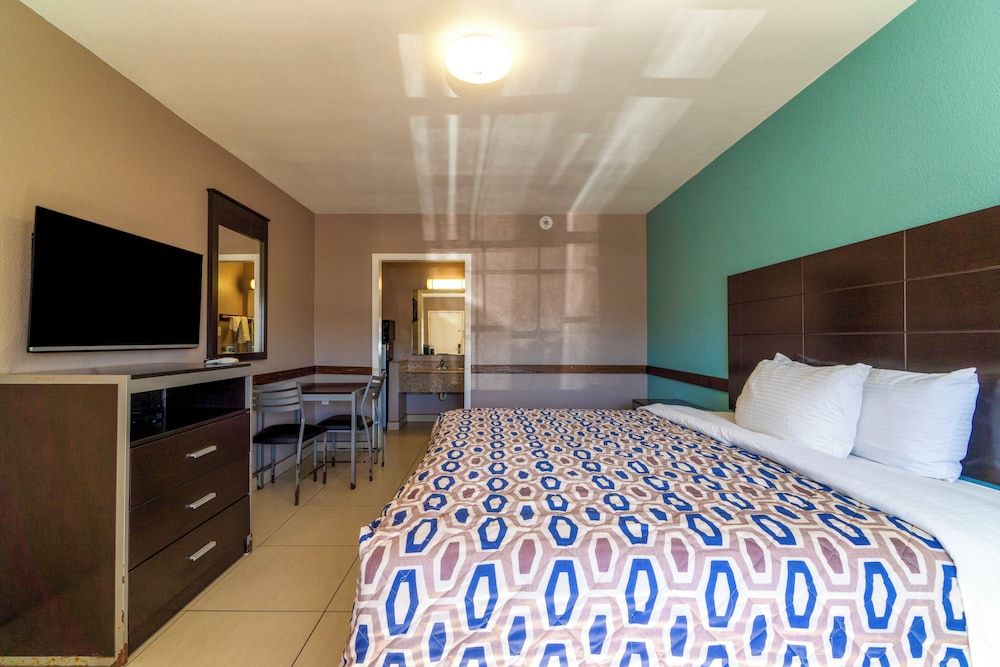 Woodfield Inn & Suites Hotel O, Yoakum TX 111 Room, 1 King Bed, Smoking 6