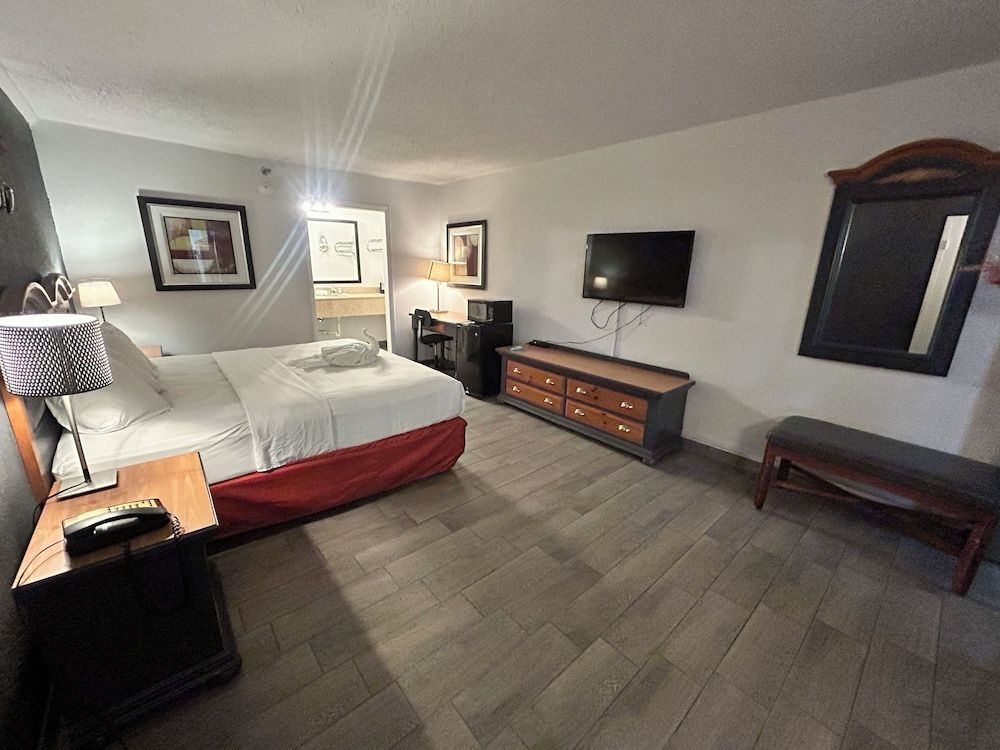 Suite Dreams Motel By Capital O Mattoon I - 57 Room, Accessible (King Bed) 4