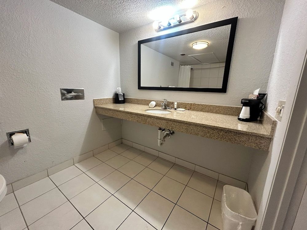 Suite Dreams Motel By Capital O Mattoon I - 57 Room, Accessible (King Bed) 10