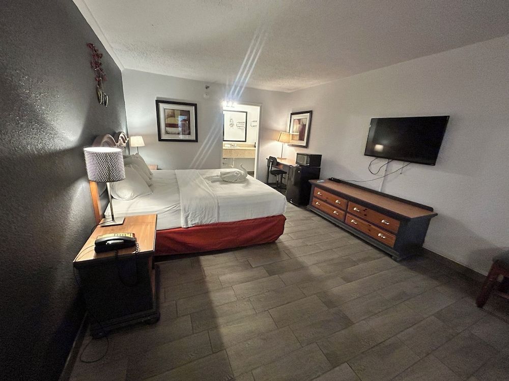 Suite Dreams Motel By Capital O Mattoon I - 57 Room, Accessible (King Bed) 5