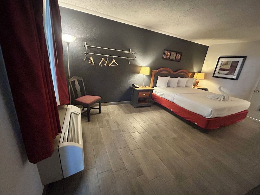 Suite Dreams Motel By Capital O Mattoon I - 57 Room, Accessible (King Bed) 6