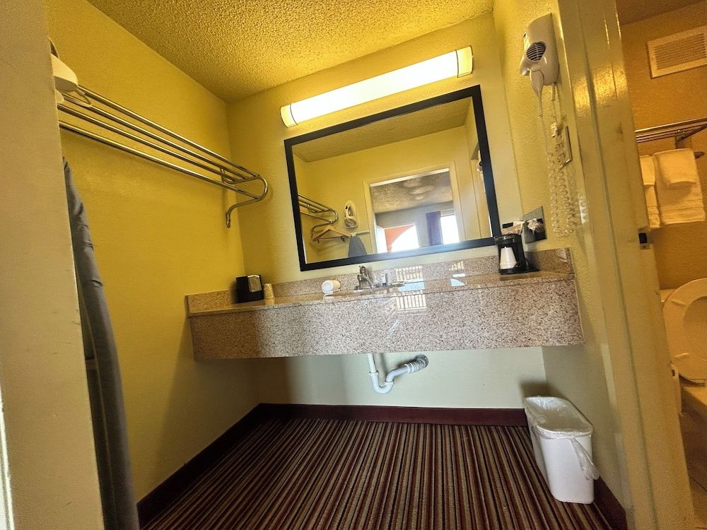 Suite Dreams Motel By Capital O Mattoon I - 57 Premium Room (Full Bed) 13